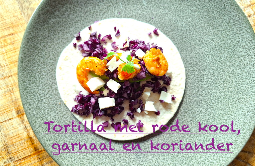 Mexicaanse taco met rode kool, avocado, garnaal en frisse&nbsp;korianderdip
